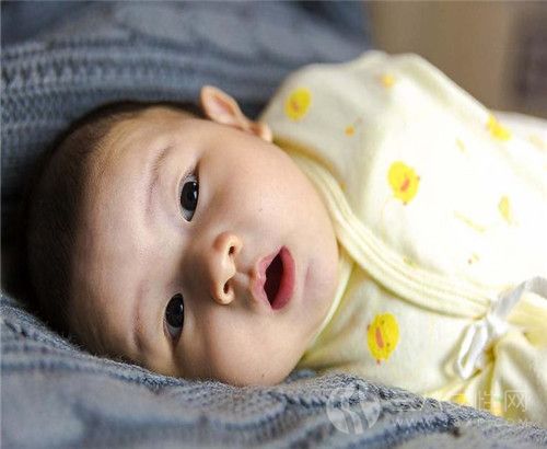 婴儿溢奶正常吗 如何预防2.jpg