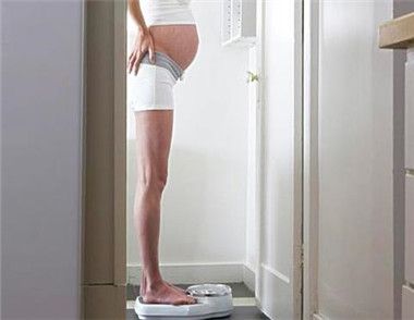 孕婦體重過重對胎兒有什麼影響 要控製進食嗎
