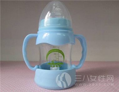 宝宝的奶瓶如何选择 形状有哪些1.jpg