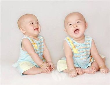 怀双胞胎是顺产还是剖腹产 如何照顾婴儿.jpg