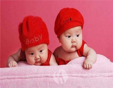 怀双胞胎是顺产还是剖腹产 如何照顾婴儿1.jpg
