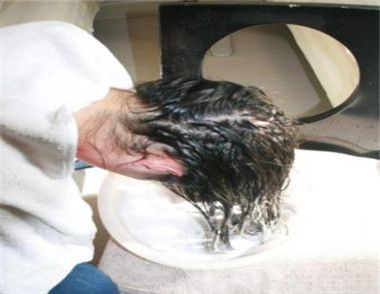 冬天头发容易油是为什么