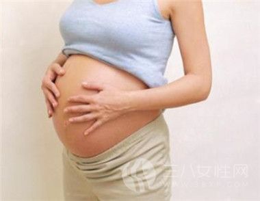 孕妇长妊娠纹的原因是什么 如何预防.jpg