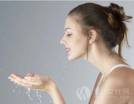 女人预防皮肤变差：注重补水
