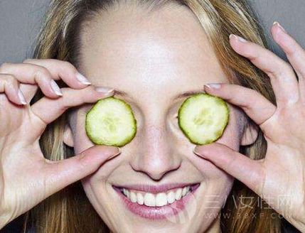 消除眼袋的方法：用水果蔬菜敷眼