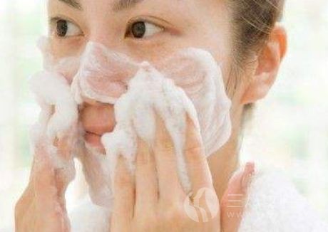护肤常见误区：洗脸不搓揉起泡沫
