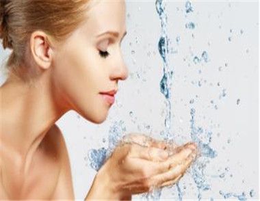 女人用啤酒洗脸的正确方法 用对才能护肤