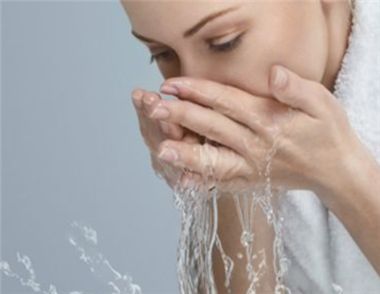 洗脸用冷水还是热水 如何正确的洗脸