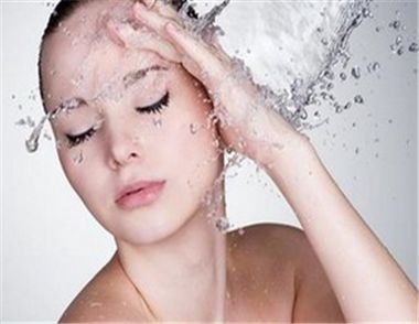 冬季皮肤如何补水保湿 不同肤质不同选择