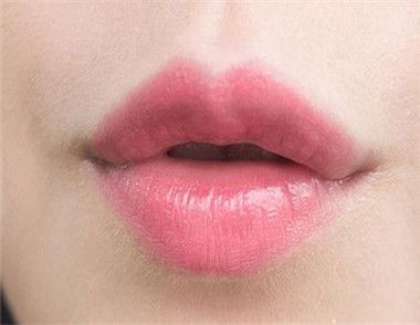 怎么正确使用唇釉 其作用又有哪些呢