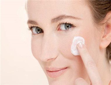 冬季脸上的皮肤干燥怎么办 保湿补水你做好了吗