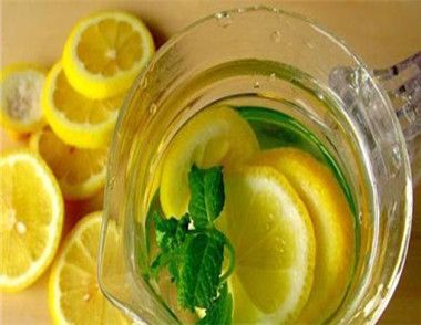 檸檬有哪些美容功效 喝檸檬水有什麼誤區