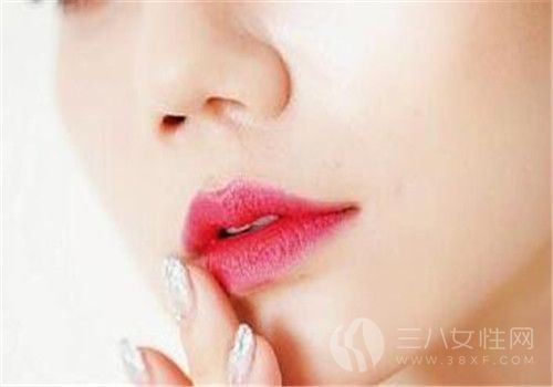 怎麼塗唇妝不易掉色 塗口紅時多這幾個步驟