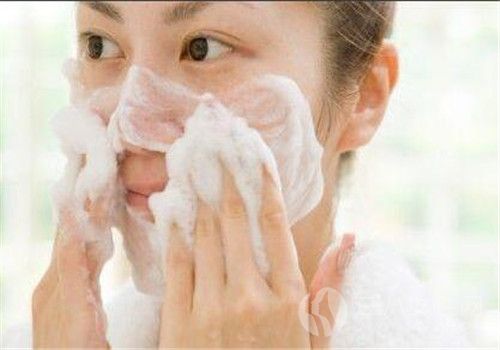 皮肤出油严重怎么办 坚持护肤能有效改善大油田