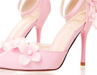 ​粉色凉鞋怎么搭配衣服 小个子女生穿凉鞋要注意什么