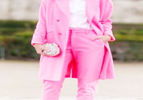 搭配同色系的粉色修身裤