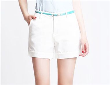 白色短裤搭配什么上衣 夏季版型好看的白色短裤
