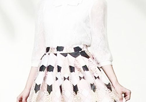白色襯衣+粉色條紋裙
