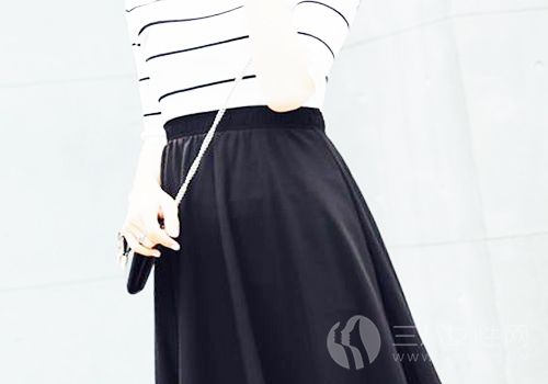 黑色长裙+白条纹T恤衫