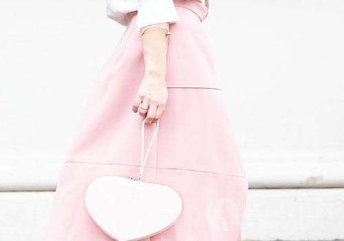 淺粉紅色包包怎麼搭配衣服