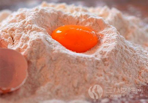 鸡蛋面粉面膜制作方法：
