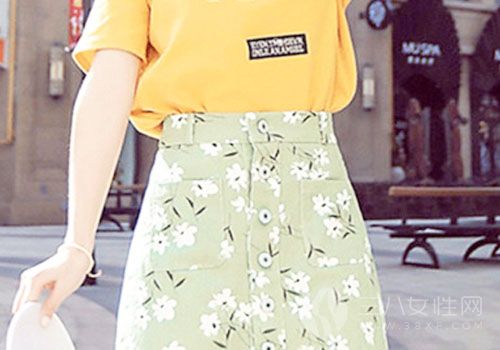 黄色T恤+印花半身裙