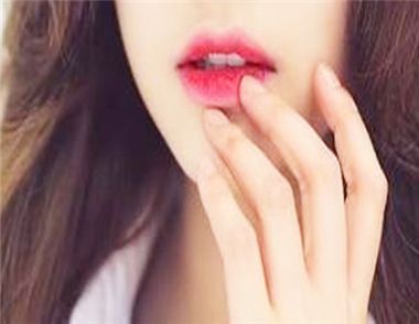 咬唇妝是什麼意思？畫咬唇妝的技巧