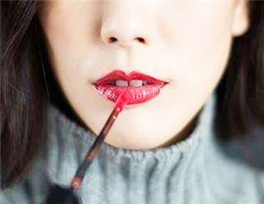 怎样涂抹唇釉会更自然好看?