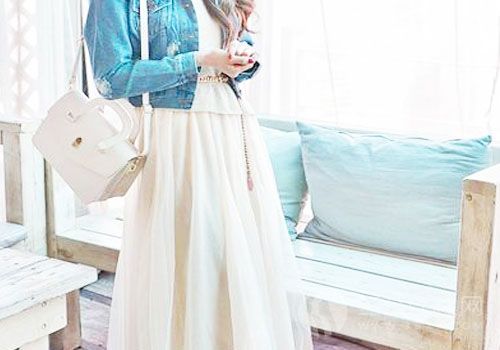 白色包包+亮色长裙