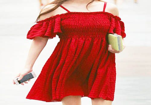 大红色吊带裙怎么搭配外套 红色连衣裙这样穿更显气质