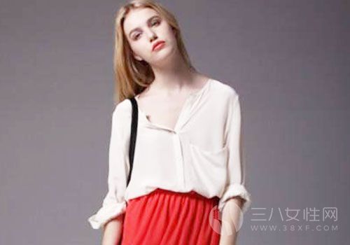 红色包包+白衬衫+短裙