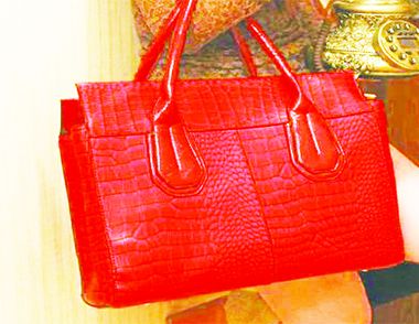 紅色包包搭配什麼顏色衣服好看 搭配紅色包包的方法
