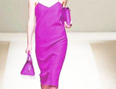 紫色包包搭配什么颜色的衣服好看