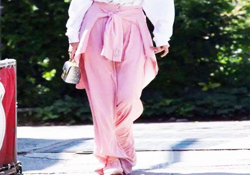 灰粉色运动鞋+白色修身连衣裙