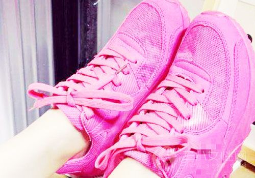 玫粉色运动鞋+黑色小脚裤