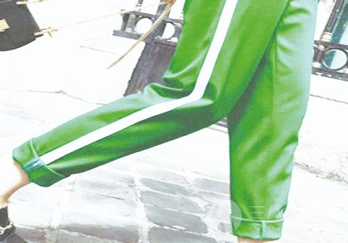 浅绿色裤子搭配