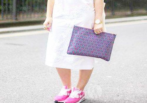 玫粉色运动鞋+连衣裙