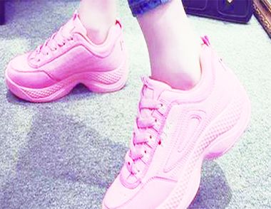 粉色运动鞋配什么颜色短裤 什么颜色和粉色更搭