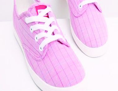 粉色运动鞋如何搭配衣服 搭配粉色运动鞋的雷区