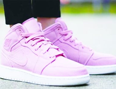 粉色运动鞋搭什么裤子 搭配粉色运动鞋的方法