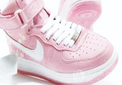 粉色運動鞋搭配