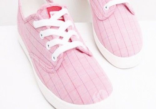 粉色运动鞋搭配雷区