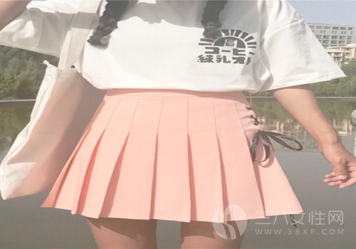 粉色百褶裙加白色T恤