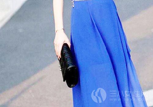蓝色连衣裙+黑白拼接挎包