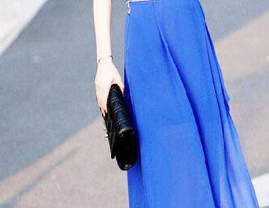 蓝色连衣裙搭配什么包包好看