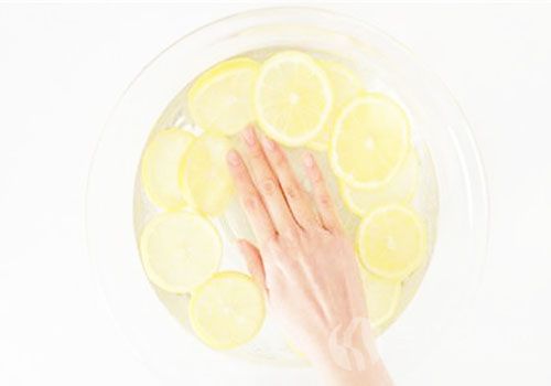用柠檬水洗手