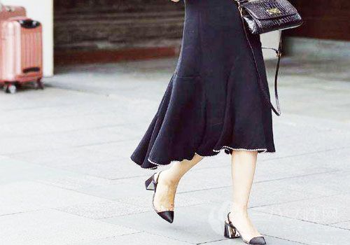 黑色連衣裙+淺口高跟鞋
