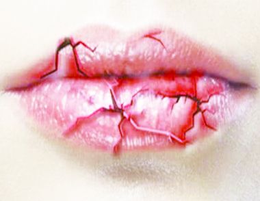 嘴唇破了塗口紅的危害 怎樣減輕塗口紅的危害