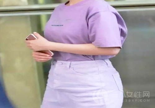 紫色t恤加短裙