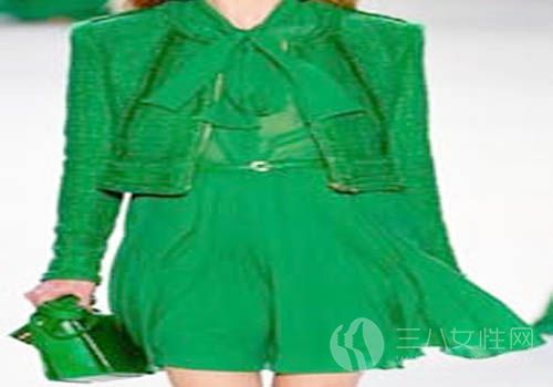 綠色包包搭配同色係衣服